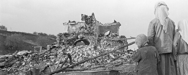 Белорусская семья на пепелище родного дома - Sputnik Беларусь