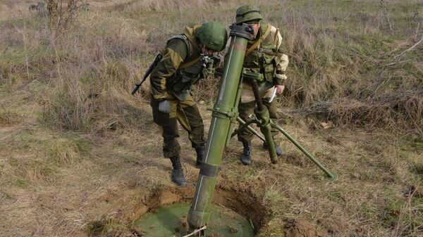 Военнослужащие готовят 120-мм миномет Сани - Sputnik Беларусь
