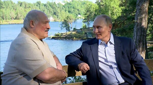 Путин и Лукашенко прогулялись по острову Валаам и поспорили о погоде - Sputnik Беларусь