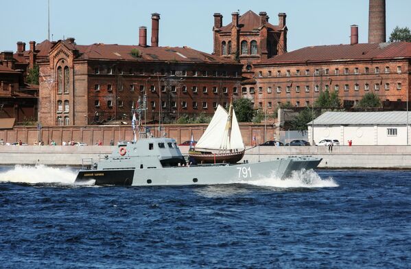 Исторический ботик Петра I на десантном катере на Главном военно-морском параде в Санкт-Петербурге . - Sputnik Беларусь