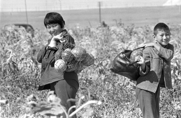 Мальчики с арбузами. Май 1971 года. - Sputnik Беларусь