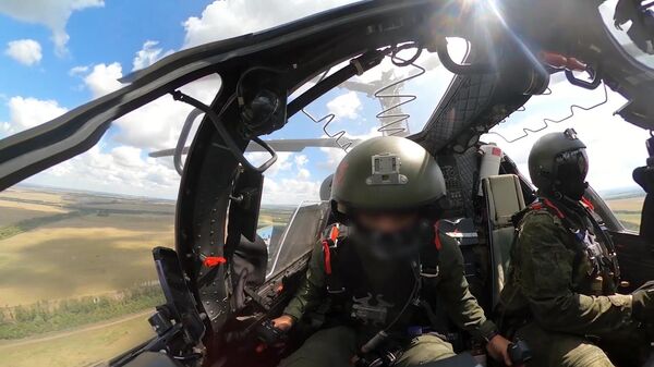 Экипаж вертолета Ка-52 Аллигатор выполняет боевое задание  - Sputnik Беларусь