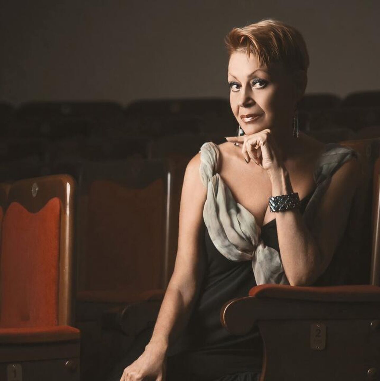 Yigit bir katta Dik sorib va bor pissed