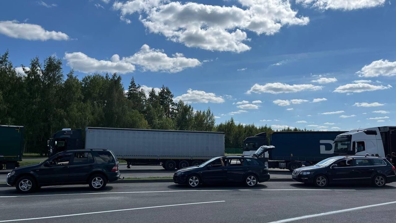 Система электронной очереди на пунктах пропуска. Очереди на границе бенякони. Накопитель бенякони очередь. Погода бенякони. Бенякони станция.