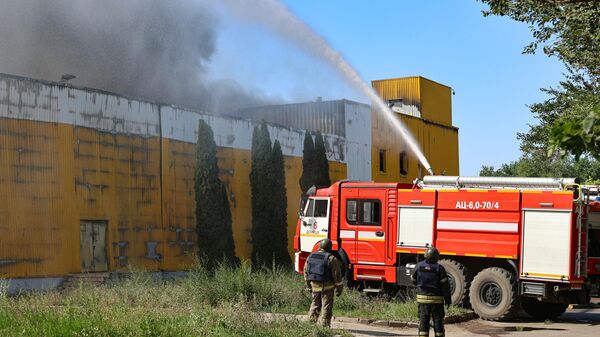 Тушение пожара в гипермаркете Галактика после обстрела в Донецке - Sputnik Беларусь