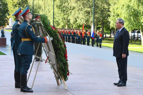 На цырымоніі ўскладання кветак да Магілы Невядомага Салдата ў Аляксандраўскім садзе ў Маскве. - Sputnik Беларусь