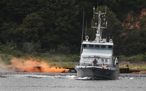 Процідыверсійны катэр серыі &quot;Грачонак&quot; П-420 &quot;Юнармеец Приморья&quot; знішчае безэкіпажны катэр умоўнага праціўніка. - Sputnik Беларусь