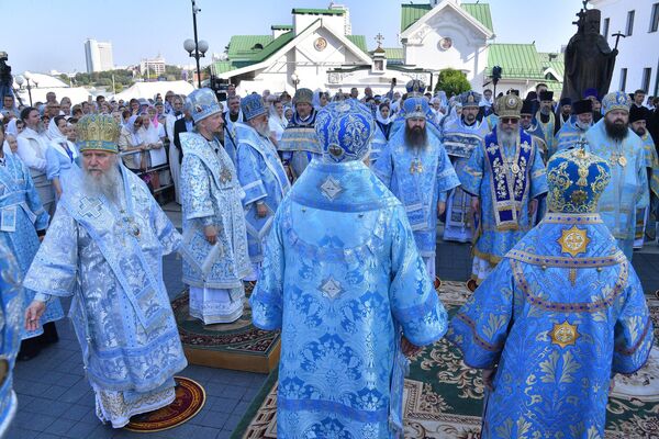 Священники облачены в голубые одежды – потому что сегодня Богородичный праздник. - Sputnik Беларусь