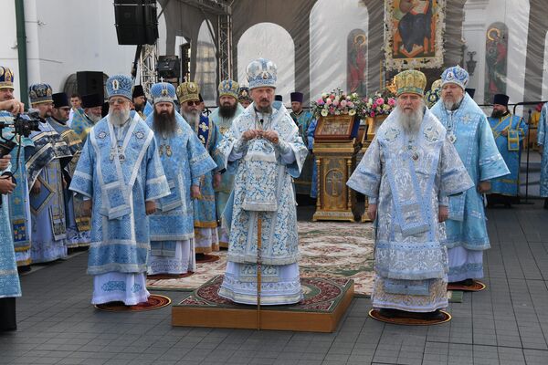 Центральным событием стала соборная Божественная литургия перед Свято-Духовым кафедральным собором, которую совершил Патриарший Экзарх всея Беларуси Митрополит Минский и Заславский Вениамин. - Sputnik Беларусь