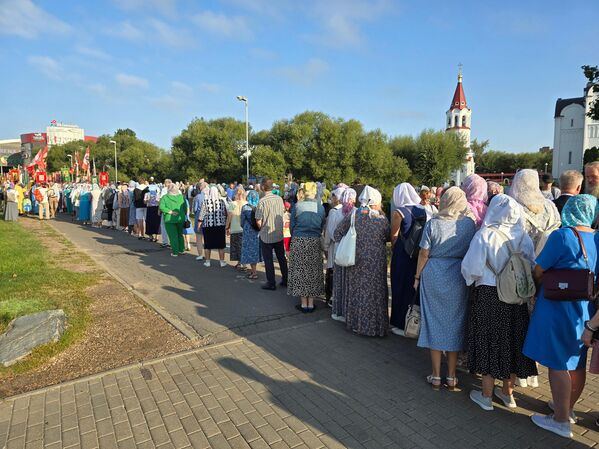 По Минску крестный ход проследовал почти 8 км и в нем приняли участие более 3 тысяч человек. - Sputnik Беларусь