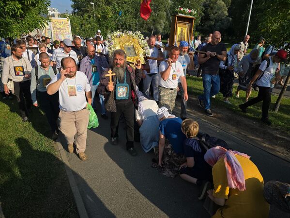 Паломнікі пранеслі па ўсёй Беларусі копію цудатворнага абраза Жыровіцкай Божай Маці. - Sputnik Беларусь