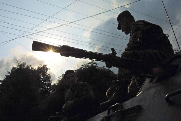 Расійскія салдаты на БТР недалёка ад захопленай школы, 1 верасня 2004 года. - Sputnik Беларусь