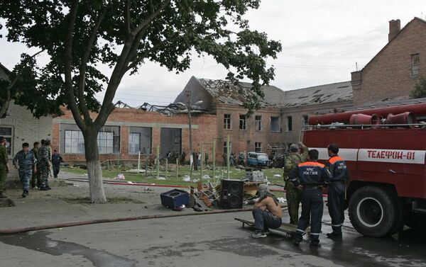 Салдаты, ратавальнікі і паліцыя ў будынку школы, 3 верасня 2004 года. - Sputnik Беларусь