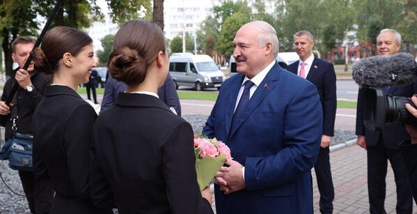 Первый день учебного года 2024/2025 Александр Лукашенко провел в Витебском государственном университете имени П.М. Машерова, где пообщался со студентами, вспомнил свое любимое студенческое блюдо, а также высказался по поводу советского ядерного щита и заявил о необходимости провести новую научно-техническую революцию. Первый день учебного года 2024/2025 Александр Лукашенко провел в Витебском государственном университете имени П.М. Машерова, где пообщался со студентами, вспомнил свое любимое студенческое блюдо, а также высказался по поводу советского ядерного щита и заявил о необходимости провести новую научно-техническую революцию. - Sputnik Беларусь