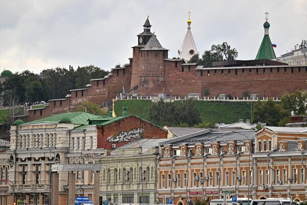 Нижегородский кремль часто называют сердцем Нижнего Новгорода. Он один из лучших в России по сохранности и второй по протяженности стен после Московского. Это также единственная крепость в России, по стене которой можно пройти, не заходя в башни. Построен под сильным влиянием итальянских традиций, историки даже обсуждали гипотезу, что к его строительству приложил руку Леонардо да Винчи. Постройки разрушались от времени, из-за оползней и по решению властей. Кремль ни разу не был захвачен врагами.Любители мистики верят, что пока стены кремля были замкнуты в круг, Нижний процветал. Стала разрушаться крепость – начался упадок. Впрочем, нельзя отрицать, что после восстановления Зачатьевской башни и кругового хода город снова пошел в рост. Здесь несколько лучших видовых площадок.На фото: стены и башня Нижегородского кремля. - Sputnik Беларусь