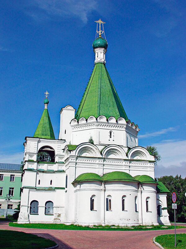 Михайло-Архангельский собор в Нижегородском кремле – древнейший в городе, отсчитывает свою историю с даты основания города, с 1221 года. Храм был усыпальницей суздальско-нижегородских князей, здесь похоронены многие из них. В XX веке сюда был перенесен прах знаменитого уроженца Нижнего Кузьмы Минина. Его могилу после коронации посещали почти все представители династии Романовых, поскольку считали, что именно ему и князю Пожарскому они обязаны своим воцарением. - Sputnik Беларусь