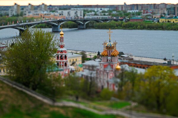 Основная часть города находится на правом берегу Волги, который делит на две части Ока. На низком левом берегу Оки стоят комплекс Нижегородская ярмарка, Спасский Староярмарочный собор, Александро-Невский Новоярмарочный собор, Пакгаузы, железнодорожный вокзал. На высоком правом — Речной вокзал, Нижегородский кремль, Чкаловская лестница, пешеходная Большая Покровская улица, музеи.На левом берегу Волги расположен Бор, город-спутник Нижнего Новгорода. Он соединен с центром канатной дорогой. На фото: церковь Собора Пресвятой Богородицы (Рождественская), река Ока и Канавинский мост в Нижнем Новгороде. - Sputnik Беларусь