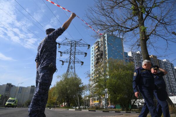 Сотрудники полиции у поврежденного дома. - Sputnik Беларусь