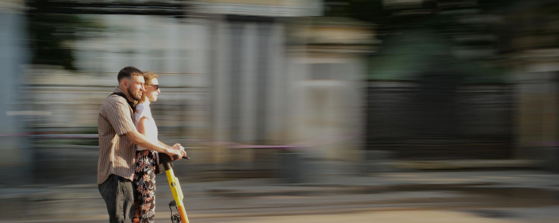 Люди катаются на электросамокате - Sputnik Беларусь, 1920, 05.08.2025