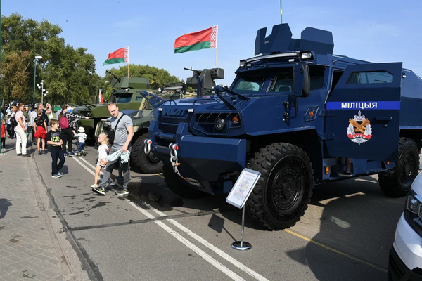 Показали милиционеры и современную технику, которую используют в своей работе, оберегая покой минчан. - Sputnik Беларусь