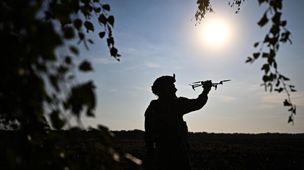 Военный с беспилотником - Sputnik Беларусь