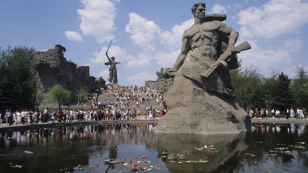 Памятник-ансамбль Героям Сталинградской битвы (на первом плане) и монумент Родина-мать зовет! - Sputnik Беларусь