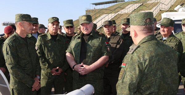 24 сентября Александр Лукашенко побывал на полигоне Обуз-Лесновский, где Госкомвоенпром представил ему разработки предприятий военно-промышленного комплекса. Президент Беларуси обозначил формулу мира, назвал современную войну войной беспилотников и заявил о необходимости встряхнуть армию и привести ее в идеальное состояние. 24 сентября Александр Лукашенко побывал на полигоне Обуз-Лесновский, где Госкомвоенпром представил ему разработки предприятий военно-промышленного комплекса. Президент Беларуси обозначил формулу мира, назвал современную войну войной беспилотников и заявил о необходимости встряхнуть армию и привести ее в идеальное состояние. - Sputnik Беларусь