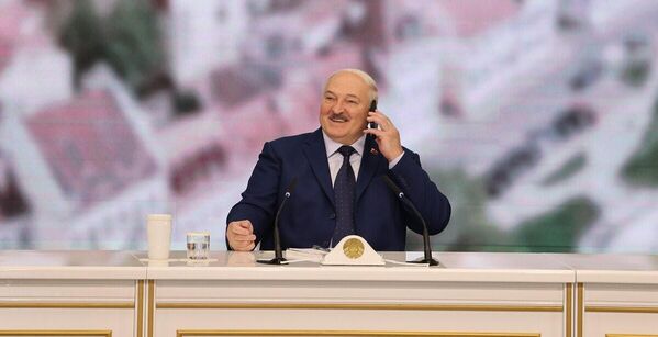 Три дня спустя, 27 сентября 2024 года, глава государства встретился со студентами вузов инженерно-технического профиля в формате "Открытый микрофон" в БГУИР, где анонсировал создание белорусского мобильника и показал, каким мобильным телефоном пользуется сам. А еще рассказал, что отслеживает, как в стране проходят вступительные экзамены и распределение выпускников, поделился мыслями об идеальном президенте и объяснил, почему называет Беларусь клочком земли. Были и заявления политического характера: Лукашенко назвал организаторов провокации в Буче, заявил, что нужно прекращать конфликт на Украине и договариваться о мире, и рассказал, кто из "беглых" никогда не вернется в Беларусь. Три дня спустя, 27 сентября 2024 года, глава государства встретился со студентами вузов инженерно-технического профиля в формате "Открытый микрофон" в БГУИР, где анонсировал создание белорусского мобильника и показал, каким мобильным телефоном пользуется сам. А еще рассказал, что отслеживает, как в стране проходят вступительные экзамены и распределение выпускников, поделился мыслями об идеальном президенте и объяснил, почему называет Беларусь клочком земли. Были и заявления политического характера: Лукашенко назвал организаторов провокации в Буче, заявил, что нужно прекращать конфликт на Украине и договариваться о мире, и рассказал, кто из "беглых" никогда не вернется в Беларусь. - Sputnik Беларусь