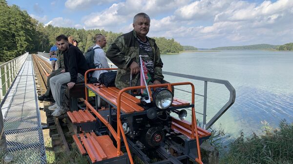 Па вузкакалейцы на дрызіне: турыстычны маршрут у лясныя нетры і на балоты - Sputnik Беларусь