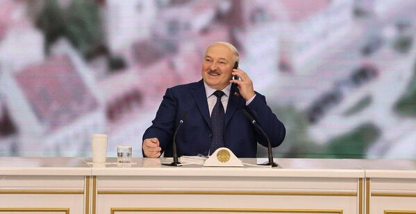 Праз тры дні, 27 верасня 2024 года, кіраўнік дзяржавы сустрэўся са студэнтамі ВНУ інжынерна-тэхнічнага профілю ў фармаце "Адкрыты мікрафон" у БДУІР, дзе анансаваў стварэнне беларускага мабільніка і паказаў, якім мабільным тэлефонам карыстаецца сам.А яшчэ расказаў, што адсочвае, як у краіне праходзяць уступныя экзамены і размеркаванне выпускнікоў, падзяліўся думкамі аб ідэальным прэзідэнце і патлумачыў, чаму называе Беларусь кавалачкам зямлі.Былі і заявы палітычнага характару: Лукашэнка назваў арганізатараў правакацыі ў Бучы, заявіў, што трэба спыняць канфлікт ва Украіне і дамаўляцца аб міры, і расказаў, хто са "збеглых" ніколі не вернецца ў Беларусь. Праз тры дні, 27 верасня 2024 года, кіраўнік дзяржавы сустрэўся са студэнтамі ВНУ інжынерна-тэхнічнага профілю ў фармаце "Адкрыты мікрафон" у БДУІР, дзе анансаваў стварэнне беларускага мабільніка і паказаў, якім мабільным тэлефонам карыстаецца сам.А яшчэ расказаў, што адсочвае, як у краіне праходзяць уступныя экзамены і размеркаванне выпускнікоў, падзяліўся думкамі аб ідэальным прэзідэнце і патлумачыў, чаму называе Беларусь кавалачкам зямлі.Былі і заявы палітычнага характару: Лукашэнка назваў арганізатараў правакацыі ў Бучы, заявіў, што трэба спыняць канфлікт ва Украіне і дамаўляцца аб міры, і расказаў, хто са "збеглых" ніколі не вернецца ў Беларусь. - Sputnik Беларусь