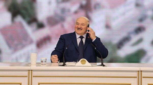 Александр Лукашенко с мобильным телефоном - Sputnik Беларусь