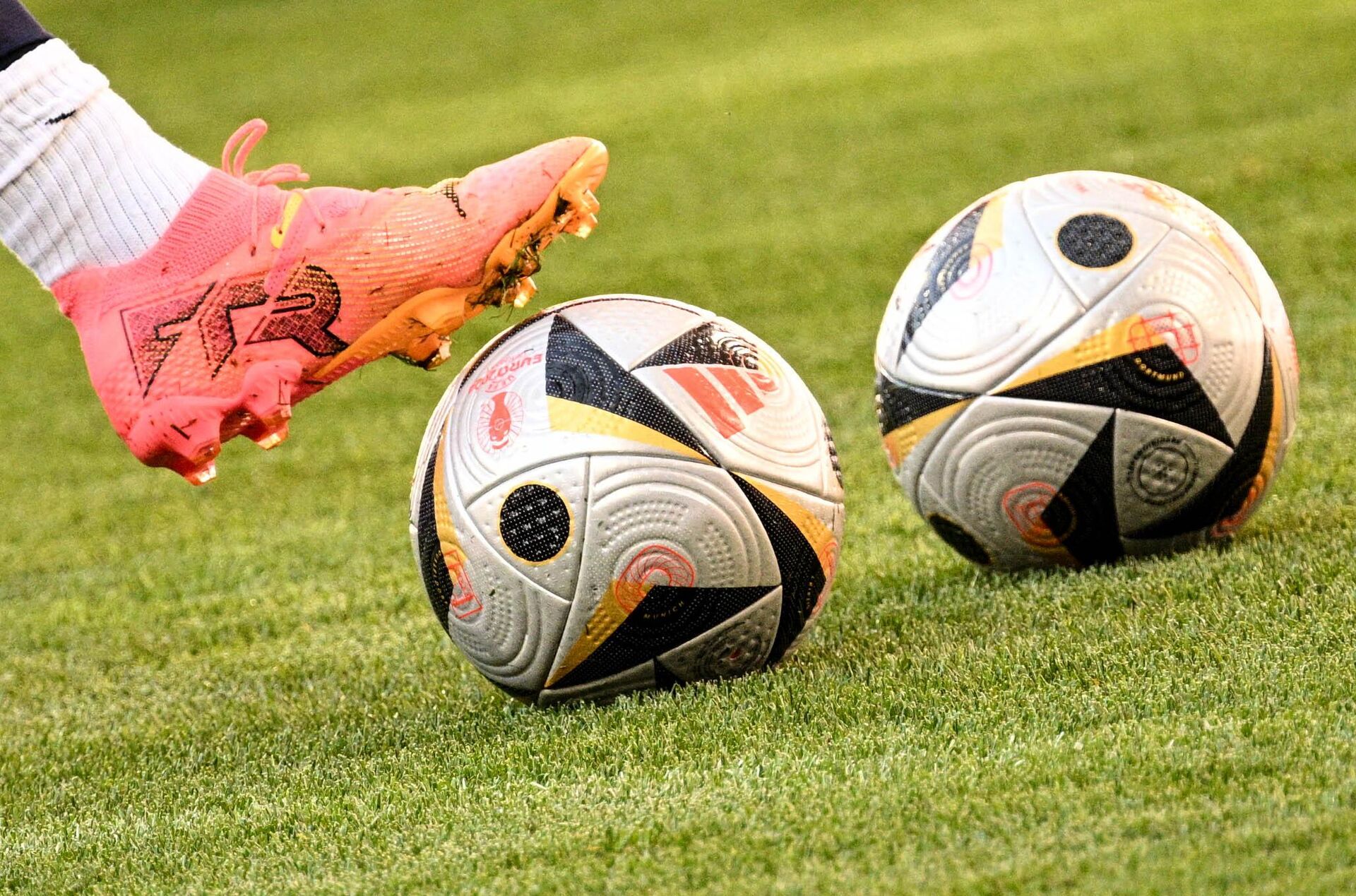 Футбольные мячи на поле Футбольные мячи на поле - Sputnik Беларусь, 1920, 30.10.2025