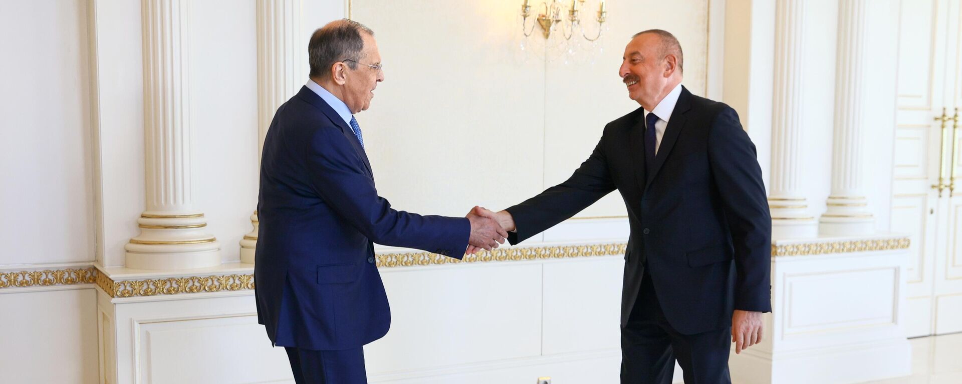 Министр иностранных дел РФ Сергей Лавров и президент Азербайджана Ильхам Алиев во время встречи в Баку - Sputnik Беларусь, 1920, 14.10.2024