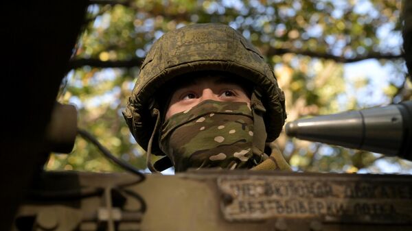 Военнослужащий во время заряжания реактивной системы залпового огня (РСЗО) 9К57 Ураган  - Sputnik Беларусь