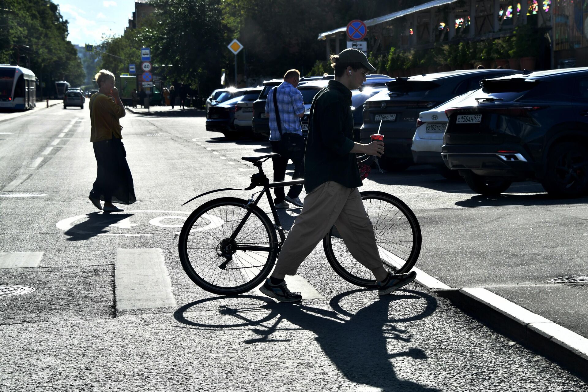 Пешеходы идут по переходу - Sputnik Беларусь, 1920, 12.08.2025