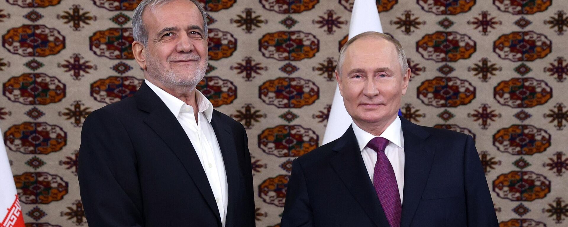 Президент РФ Владимир Путин и президент Ирана Масуд Пезешкиан во время встречи в Ашхабаде - Sputnik Беларусь, 1920, 26.03.2026