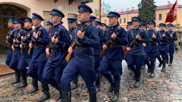 У рэтра-форме і вярхом: маляўнічы парад міліцыі прайшоў у Гродне – відэа - Sputnik Беларусь