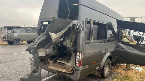 В Белгородском районе на повороте в поселок Октябрьский движущийся рейсовый автобус подвергся атаке вражеского беспилотника - Sputnik Беларусь