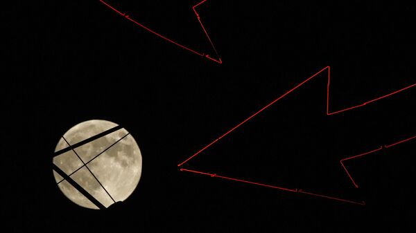 Луна восходит над старинной вывеской на крыше жилого дома в Канзас-Сити, штат Миссури - Sputnik Беларусь