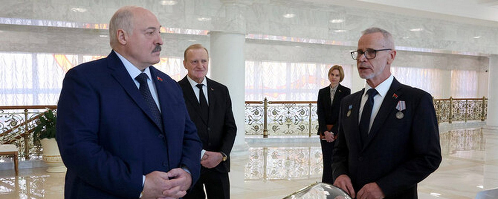 Прэзідэнту Беларусі Аляксандру Лукашэнку падарылі мінерал узростам 4 млрд гадоў з Антарктыды Прэзідэнту Беларусі Аляксандру Лукашэнку падарылі мінерал узростам 4 млрд гадоў з Антарктыды - Sputnik Беларусь, 1920, 17.10.2024