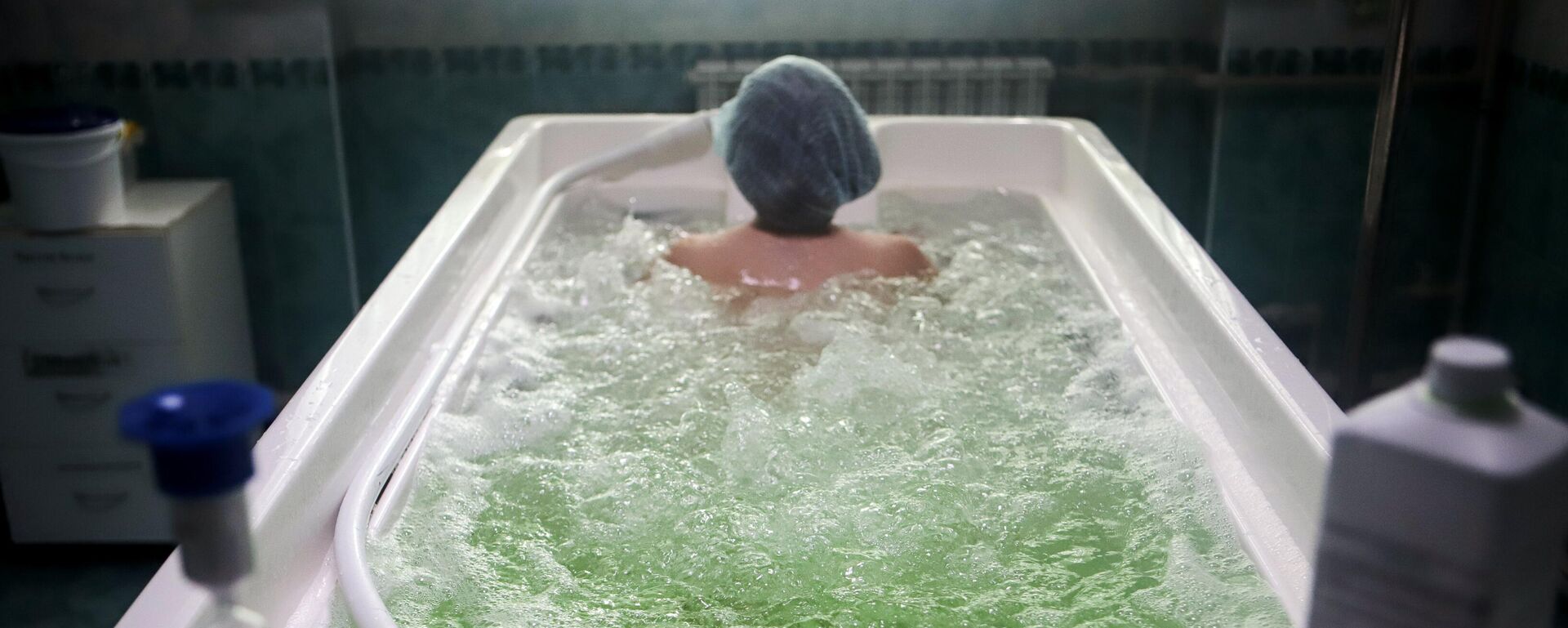 Женщина принимает минеральную ванну в санатории - Sputnik Беларусь, 1920, 05.02.2026