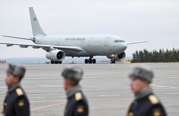 Самолет Brazilian Air Force с министром иностранных дел Бразилии Мауро Луисом Иекером Виейрой в аэропорту Казани.За перевозку руководства этой страны отвечает  специальная транспортная группа ВВС Бразилии, в распоряжении которой 22 самолета.Основной президентский самолет – выпущенная в 2005 году специальная модификация Airbus A319, получившая наименование Airbus VC-1A и собственное имя &quot;Сантос-Дюмон&quot;. Также в Специальной транспортной группе имеются самолеты Embraer VC-99C, Embraer C-99A, Learjet VU-35. - Sputnik Беларусь