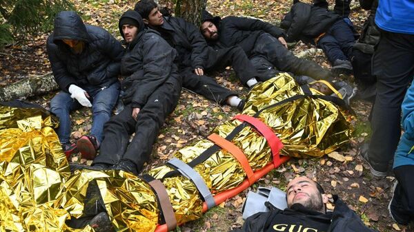 Мигранты, которых выбросили с территории Польши - Sputnik Беларусь