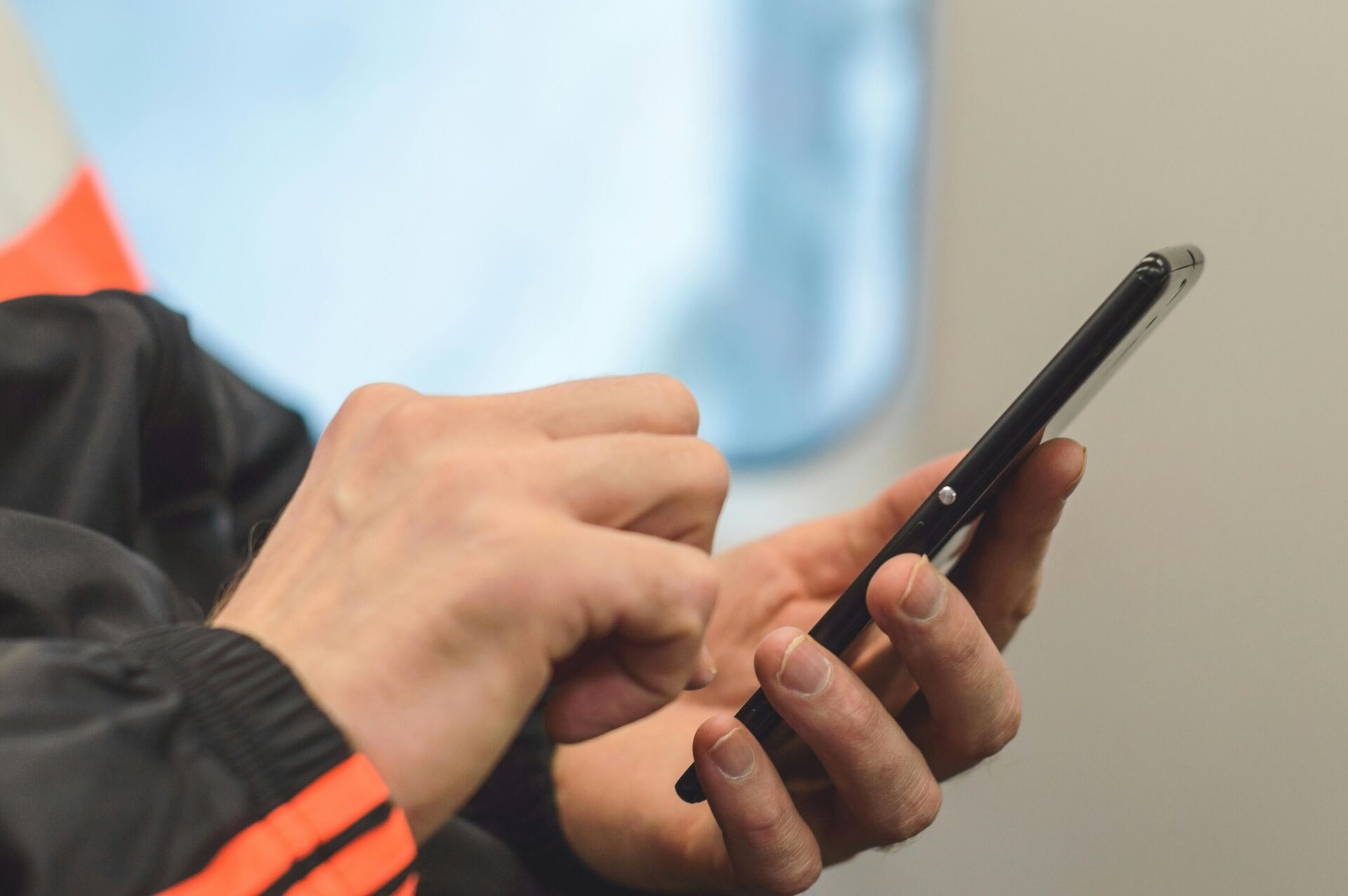 Мужчина держит в руках смартфон - Sputnik Беларусь, 1920, 17.03.2026