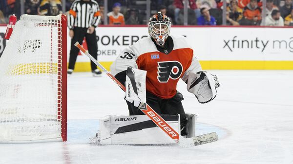 Алексей Колосов #35 из Philadelphia Flyers в матче против Boston Bruins - Sputnik Беларусь