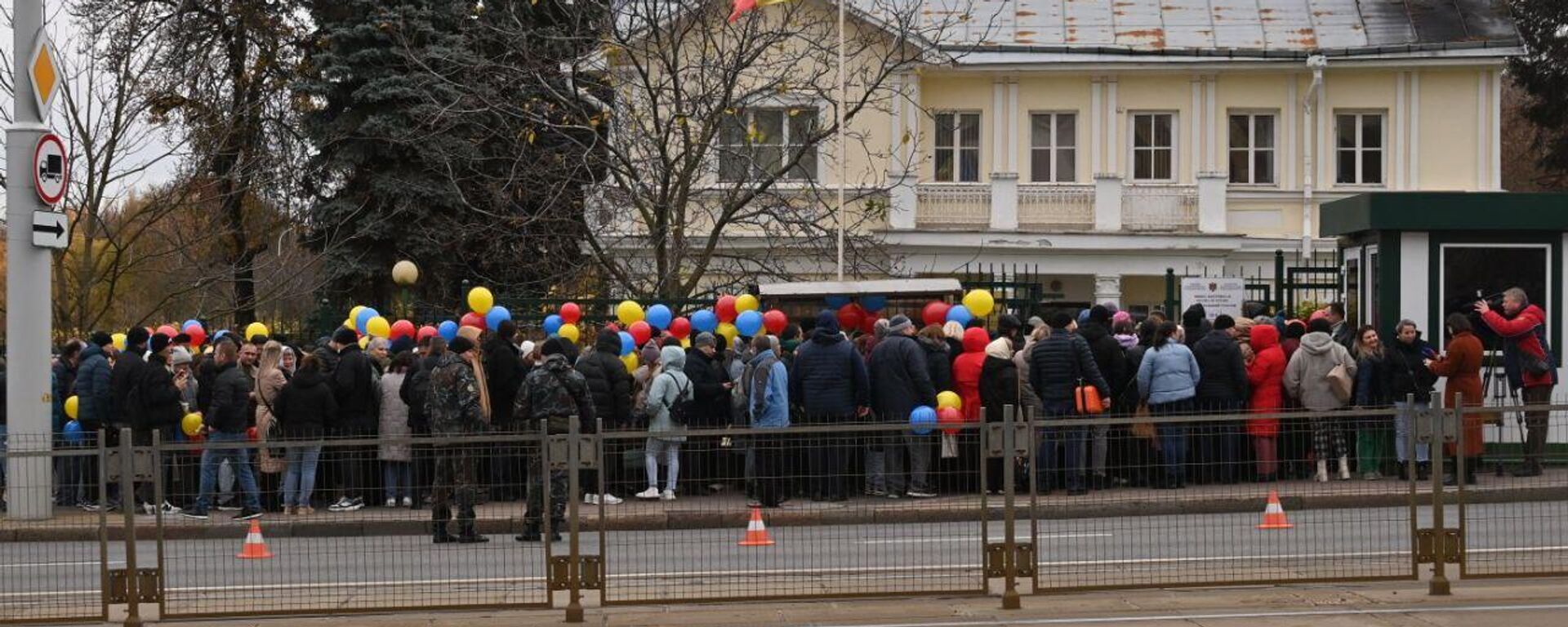 Каля пасольства Малдовы ў Мінску падчас другога тура прэзідэнцкіх выбараў - Sputnik Беларусь, 1920, 03.11.2024