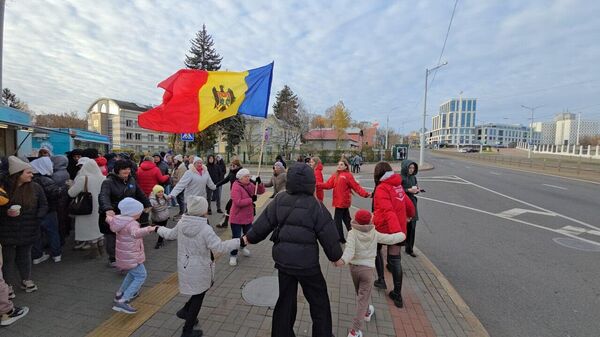 З песнямі і карагодамі: малдаване галасуюць на прэзідэнцкіх выбарах – відэа - Sputnik Беларусь