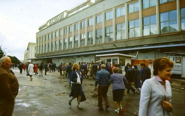 А так ЦУМ выглядел в 1984 году.К середине 1980-х в универмаге стало не хватать торговых и складских площадей, инфраструктура пришла в упадок, руководство говорило о необходимости капитального ремонта. Институт &quot;Белгипроторг&quot; подтвердил: строительные конструкции и инженерные сети, полы, ступени лестниц полностью износились и не отвечают требованиям техники безопасности. - Sputnik Беларусь