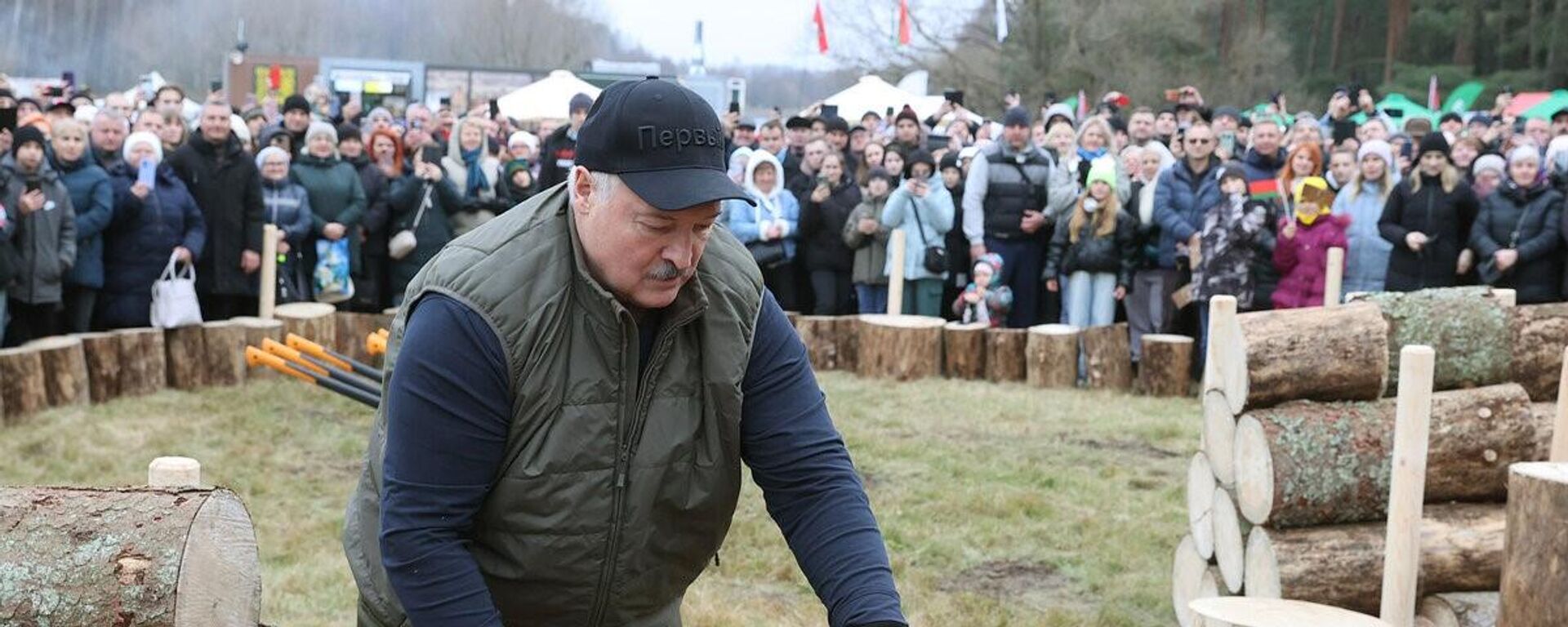 Лукашенко презентовал белорусский топор - Sputnik Беларусь, 1920, 07.11.2024
