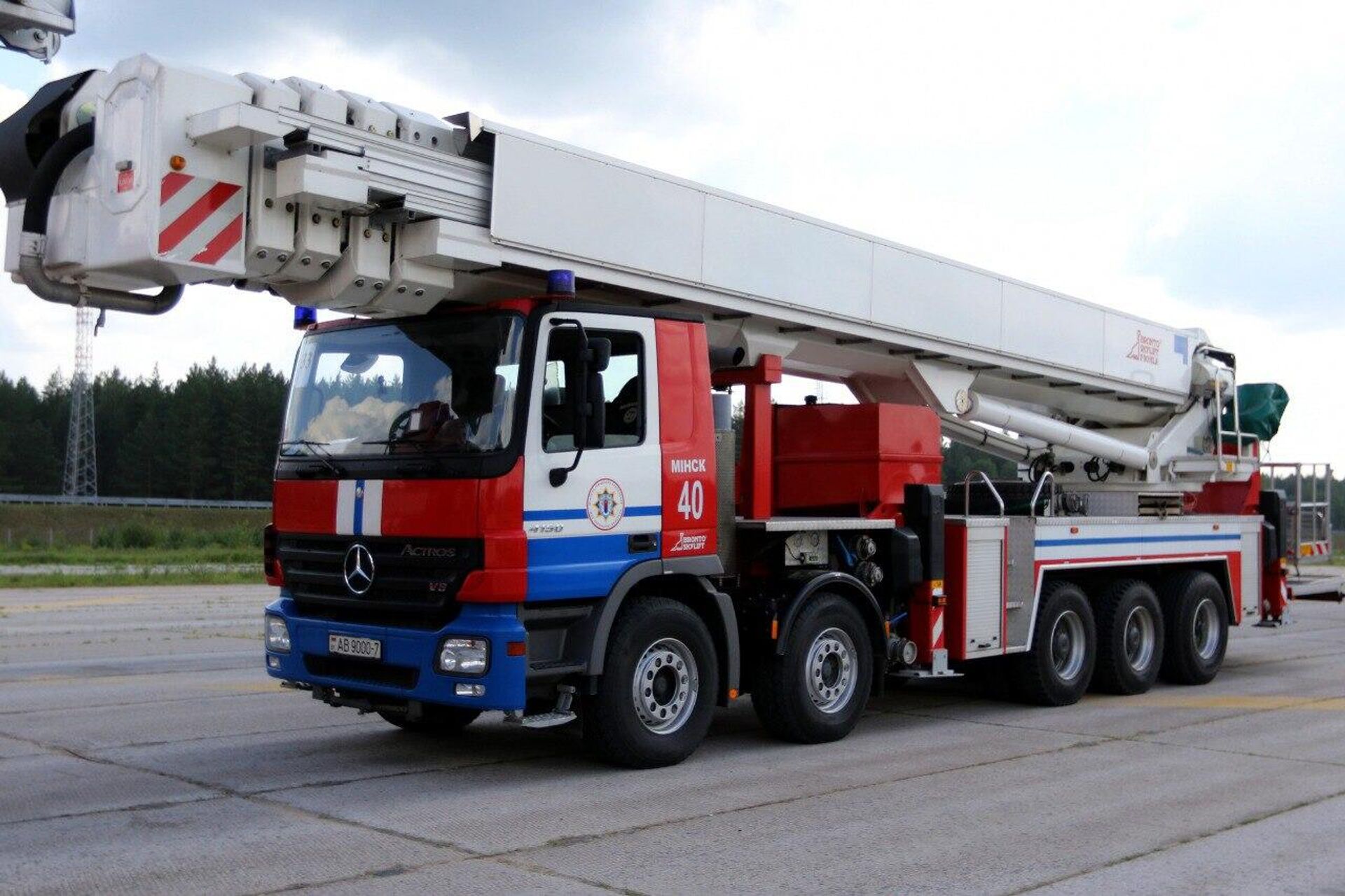 Автоколенчато-телескопический подъемник AКТП-90 (Mercedes-Benz Actros 4150K/10×4/6/5100) Bronto Skylift F90 HLA - Sputnik Беларусь, 1920, 16.01.2025